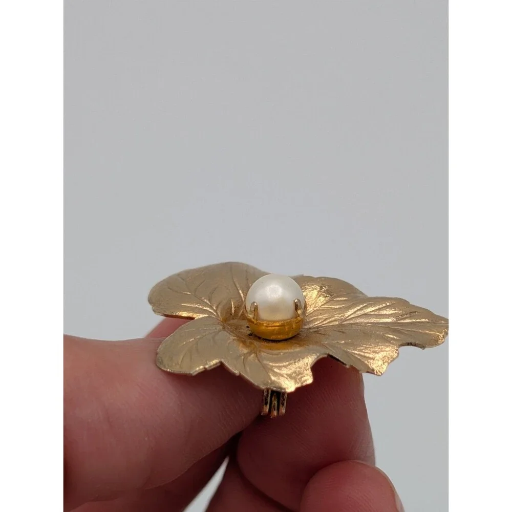 Vintage 1960s Sarah Coventry Small Leaf Faux Pearl Pin Brooch Gold Tone Heirloom